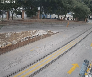 ¡De milagro! Vigilante evita que joven sea arrollada por tren regulador en Santa Marta