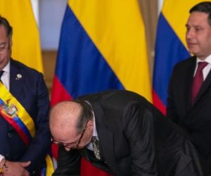 Álvaro Leyva el día de su posesión ante el Presidente Gustavo Petro