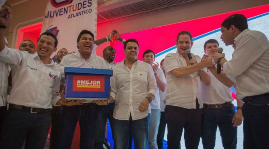 Entrega de firmas a Germán Vargas durante su visita al Atlántico.
