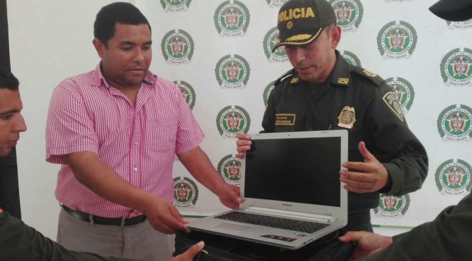 Seguimiento.co El contralor Edilson Palacio recibió de regreso el computador de manos del comandante de la Policía.