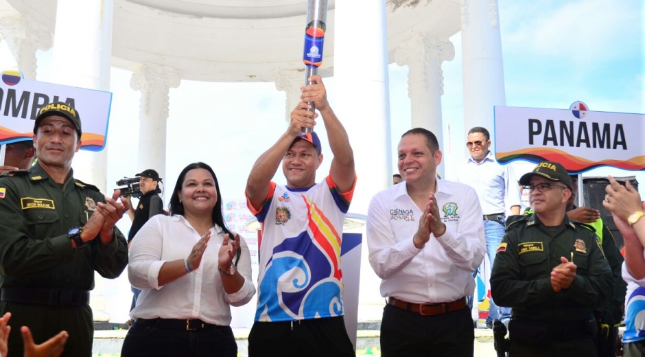Alcaldía Santa Marta Edgardo Pérez, alcalde de Ciénaga, acompañó el recibimiento de la llama bolivariana.
