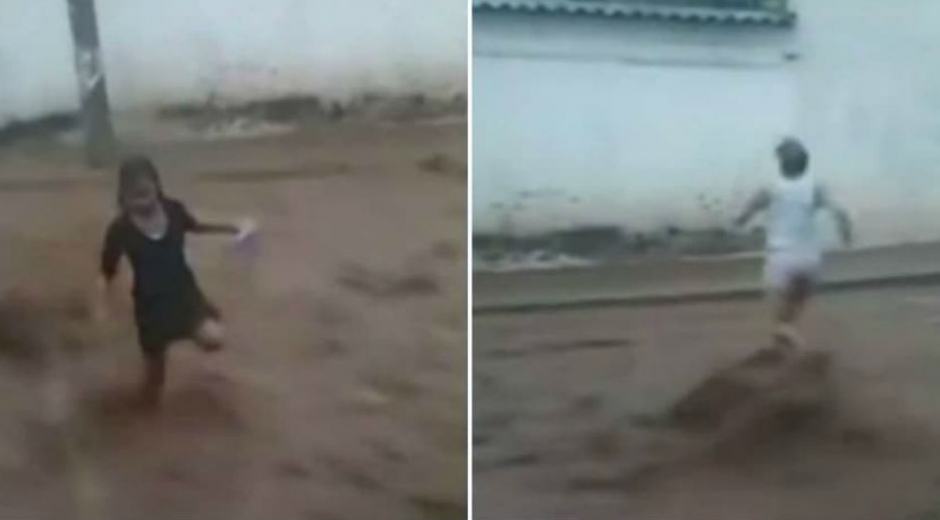 Los niños cruzan los peligrosos cortos. 