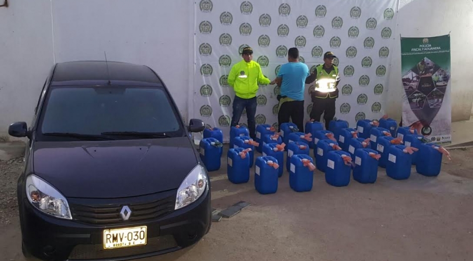 Policía de Santa Marta. El capturado, Arley de Jesús López Cardona, el vehículo y la gasolina de contrabando.