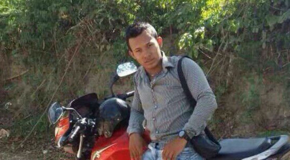 Esta es la foto a la que hace referencia alias Yeri, en la que sale sobre una moto de su hermano.