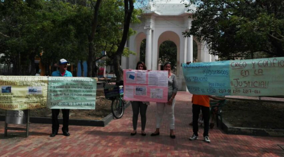 La mujer junto a su hija y vecinos realiza un plantón frente al Palacio de Justicia de Santa Marta.