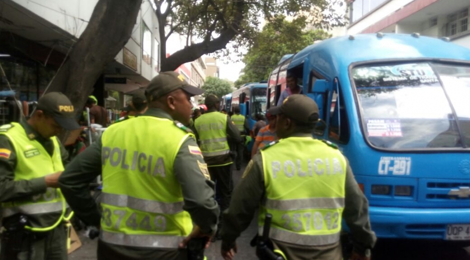 Policía Santa Marta Quinientos uniformados se tomaron sorpresivamente la carrera quinta.