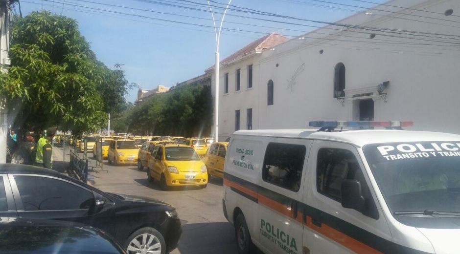 Seguimiento.co Patrullas de la Policía de Tránsito armaron su propio trancón por evitar que otros carros cruzaran la calle 22.