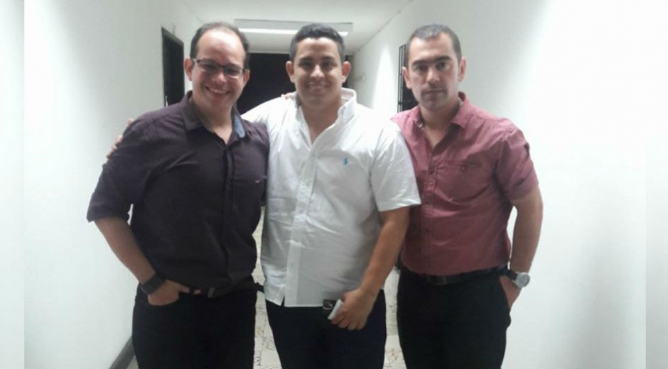 Arturo Enrique Tuirán (centro) se tomó una foto con su abogado (izquierda) tras su liberación por irregularidad en la captura.