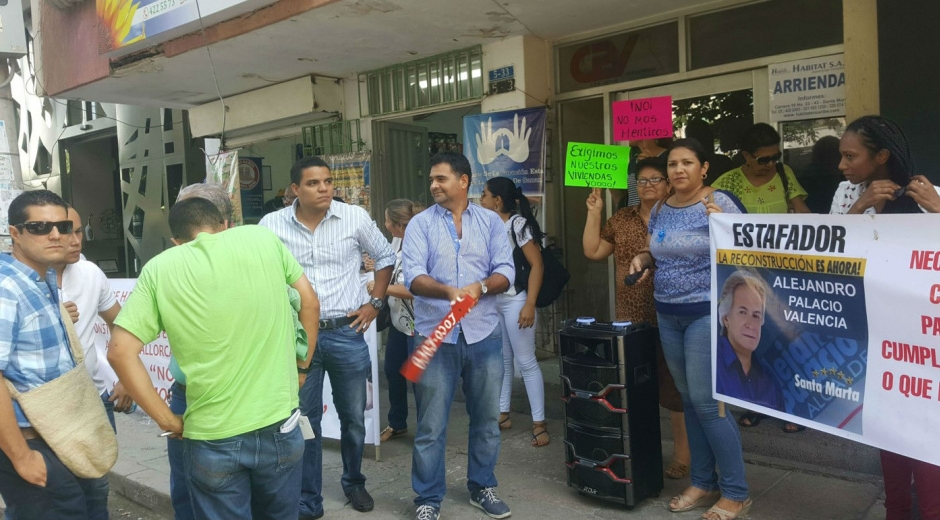 Foto: Seguimiento.co Con un plantón familias afectadas por retrasos en la entrega de proyectos de la Constructora CPV Limitada exigen respuesta y solución.