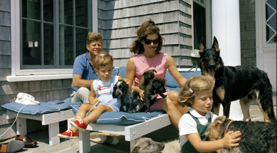 Fotografía del 14 de agosto de 1963, cedida por la Biblioteca John F. Kennedy, del entonces presidente estadounidense, John F. Kennedy, junto a su esposa Jackie y sus hijos John y Carolines, en su casa de verano en Hyannisport, Squaw Island, Massachusetts (EE.UU.). 