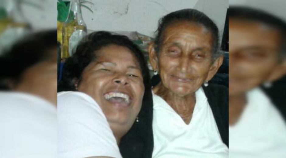 Minga (derecha), junto a su hija, quien reside en Venezuela.