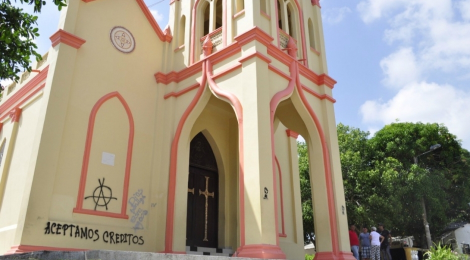 Fachada de la iglesia Santa María Magdalena, pintada con grafitis en la madrugada de hoy.  