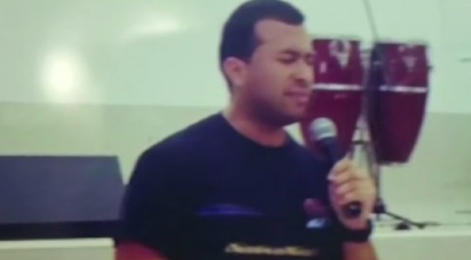 El líder religioso durante en su iglesia.