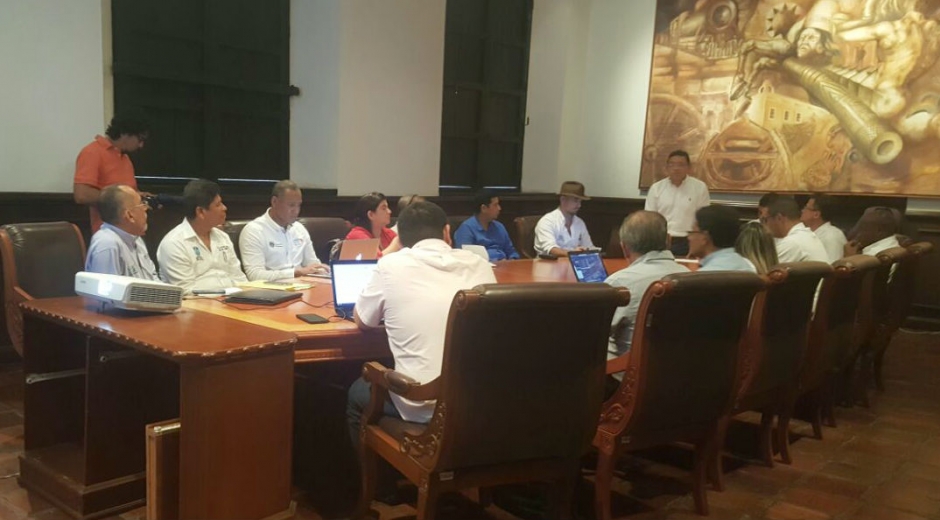 Autoridades durante la mesa técnica realizada para discutir obras de la Ruta del II. 