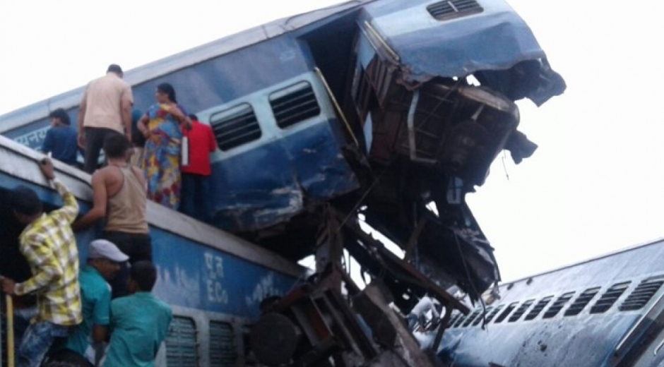 Zonacero.com Improvisados socorristas intentan rescatar a los heridos en el descarrilamiento del tren.