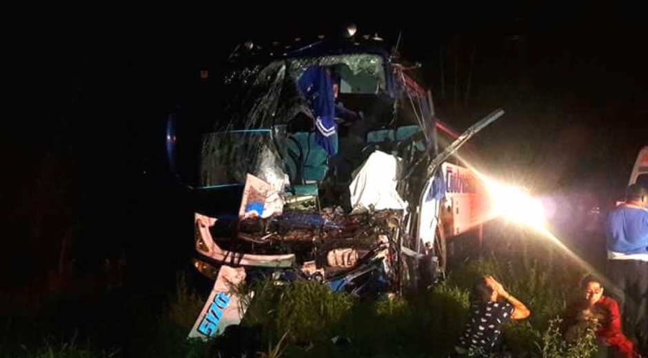 El bus quedó destruido en la parte frontal. 