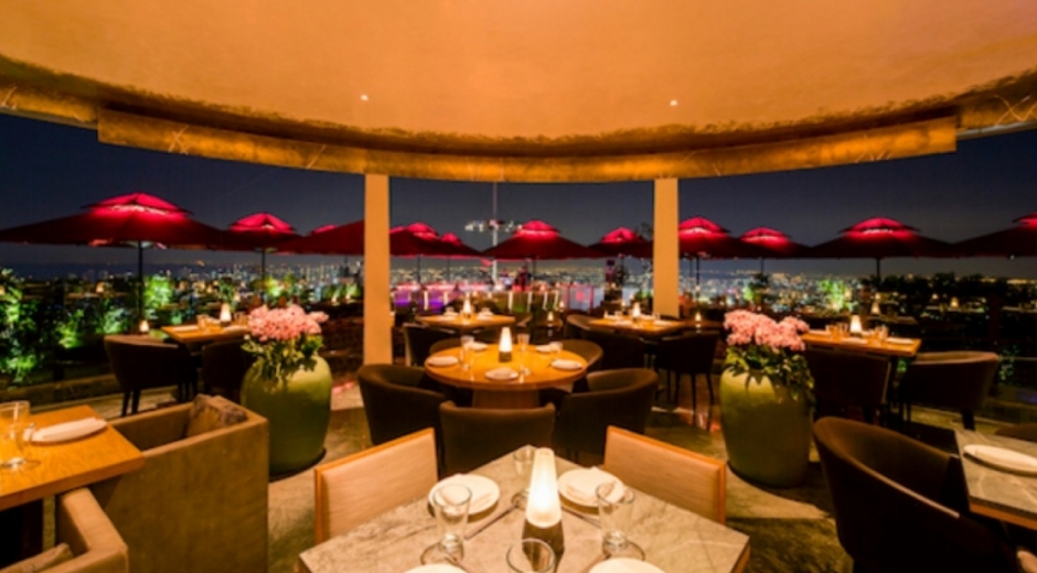 e' La Vi, restaurante situado en la azotea del exclusivo hotel Marina Bay Sands, en Indonesia. 