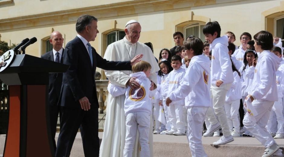 Esta vez los niños rompieron en protocolo y abrazaron a Papa Francisco.