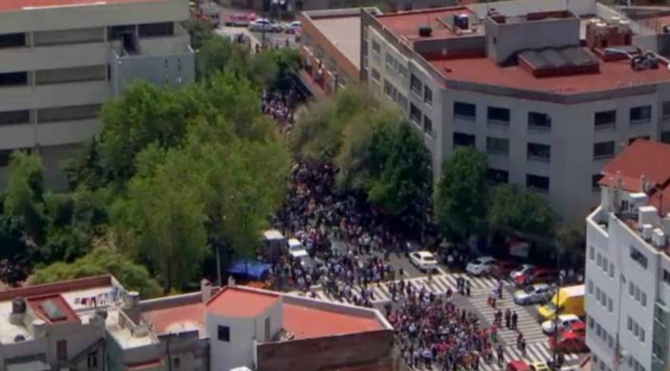 Así se ve la capital de México, la gente saliendo de los edificios.