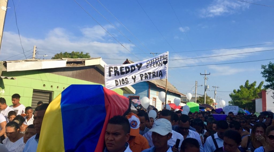 Una multitud despidió al patrullero muerto. 