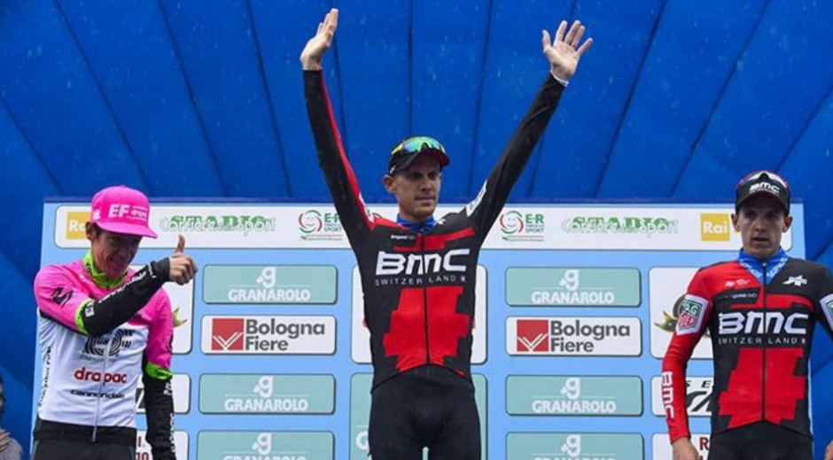 Rigoberto Urán, en el podio del Giro del Emilia.