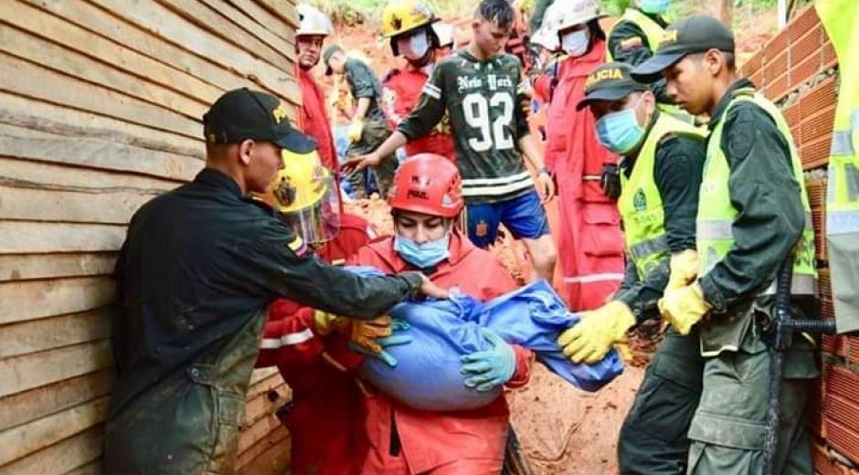 Seis personas murieron este domingo por un deslizamiento generado por las lluvias que sepultó tres casas de un asentamiento de Barrancabermeja.