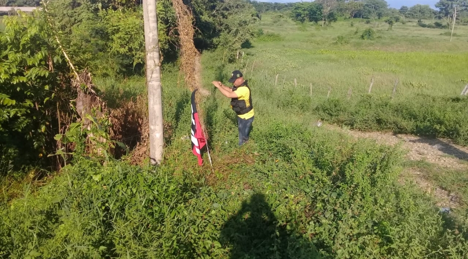 La bandera que había sido dejada en el lugar fue retirada por miembros de la PONAL.