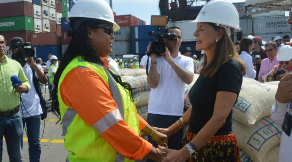 Emilia Bueno, recibiendo felicitaciones de la vicepresidente, Marta L. Ramírez.