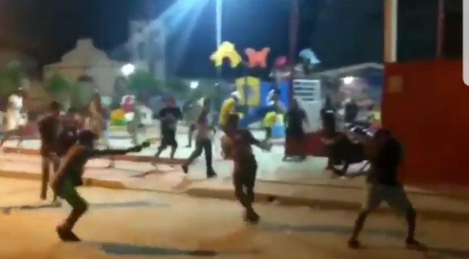 Como si fueran integrantes de bandas delincuenciales, niños y jóvenes entre los 12 y 17 años residentes en el corregimiento de Tasajera, en el municipio de Pueblo Viejo, Magdalena se enfrentan con armas hechizas o artesanales.