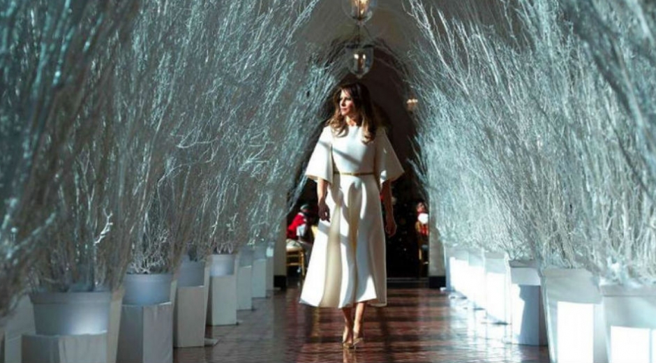 Melania Trump mostrando la decoración navideña de la ´Casa Blanca´