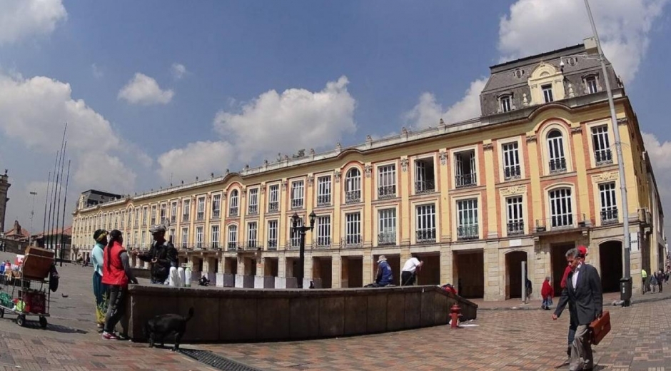 La Unesco cerró este sábado en Port Luis (Mauricio) su reunión del Comité de salvaguardia de patrimonio cultural inmaterial y escogió a Bogotá como sede de su próxima cita para valorar nuevas candidaturas.  Tras inscribir 31 nuevos sitios en esta Lista representativa del patrimonio cultural, la Unesco decidió que la próximas valoraciones de candidaturas se harán en la capital colombiana del 9 al 14 de diciembre de 2019.  De esta forma, Bogotá se convertirá en la primera ciudad de América Latina y el Caribe.