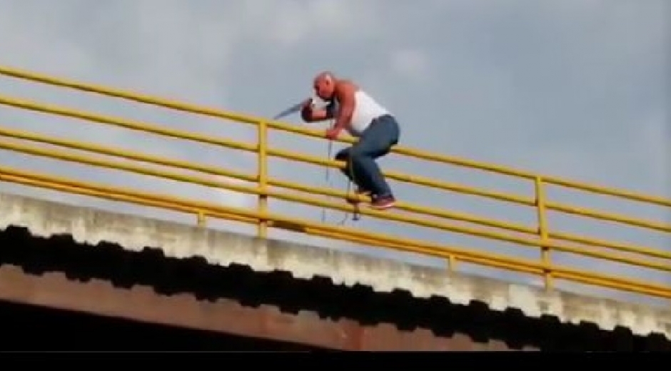 Hombre que amenazaba con suicidarse. 