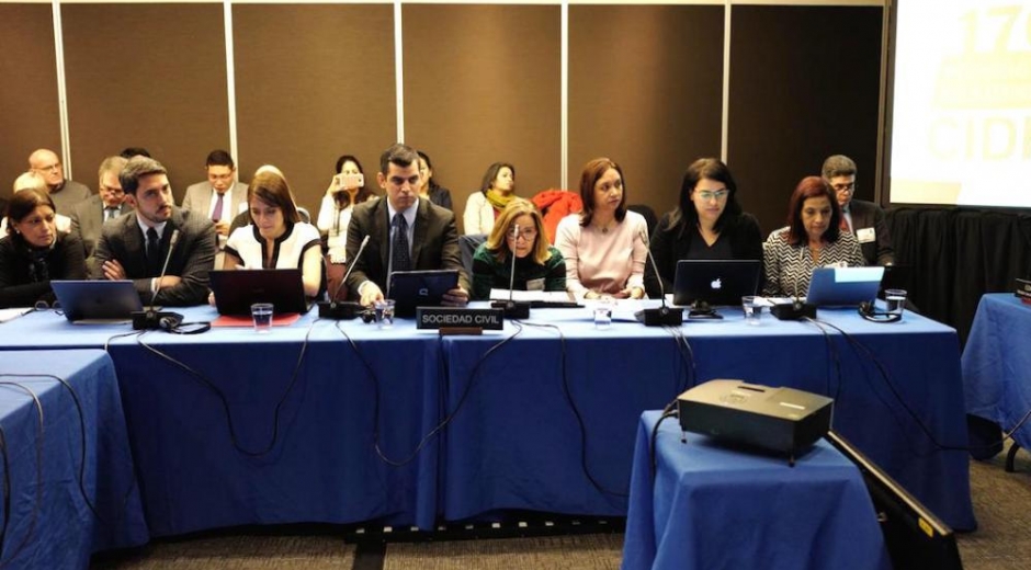 Comisión durante sesión.