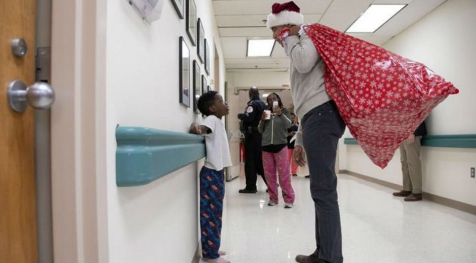 Barack Obama entregando regalos de navidad en hospital de Washington