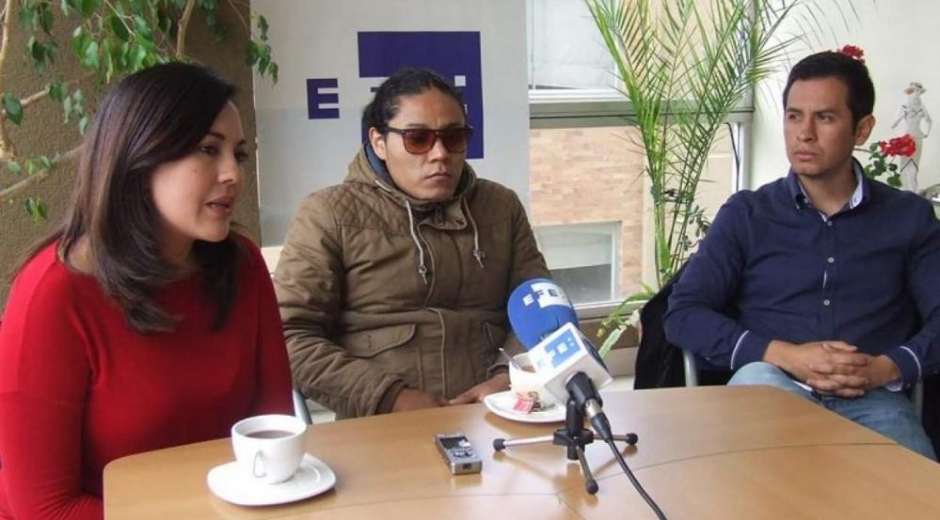 EFE Yadira Aguagallo (i), pareja del fotoperiodista Paúl Rivas; Alejandro Ortega (c), hermano del periodista, Javier Ortega; y Cristian Segarra (d), hijo del conductor Efraín Segarra.