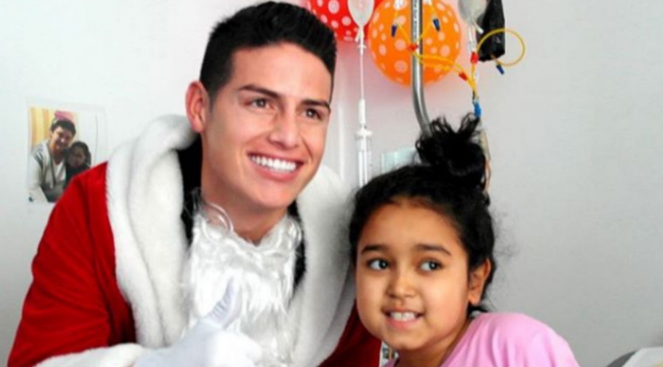 James, vestido de Papá Noel, entregó regalos a menores en una clínica.