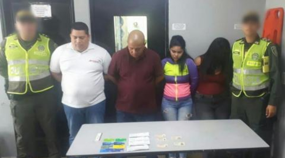 Cuatro personas fueron capturadas en el norte de Barranquilla cuando pretendieron hacer efectivo cuatro cheques que sumaban 19 millones 600 mil pesos.