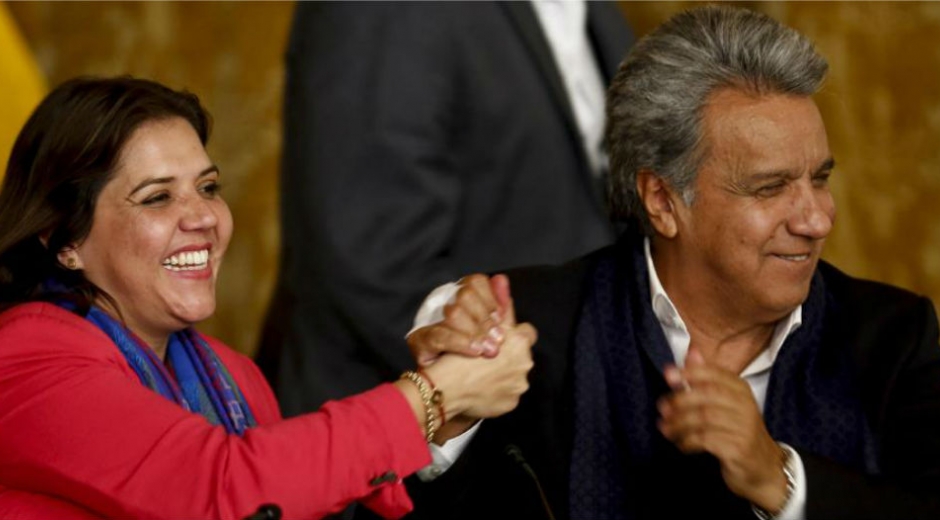 Lenín Moreno, presidente de Ecuador, celebra el triunfo del 'Sí' junto a su vicepresidenta.