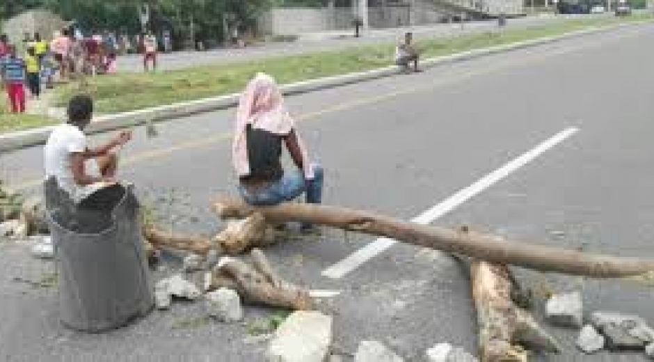 En varias ocasiones la comunidad de Don Jaca se tomó las vías de hechos para exigir el servicio. 