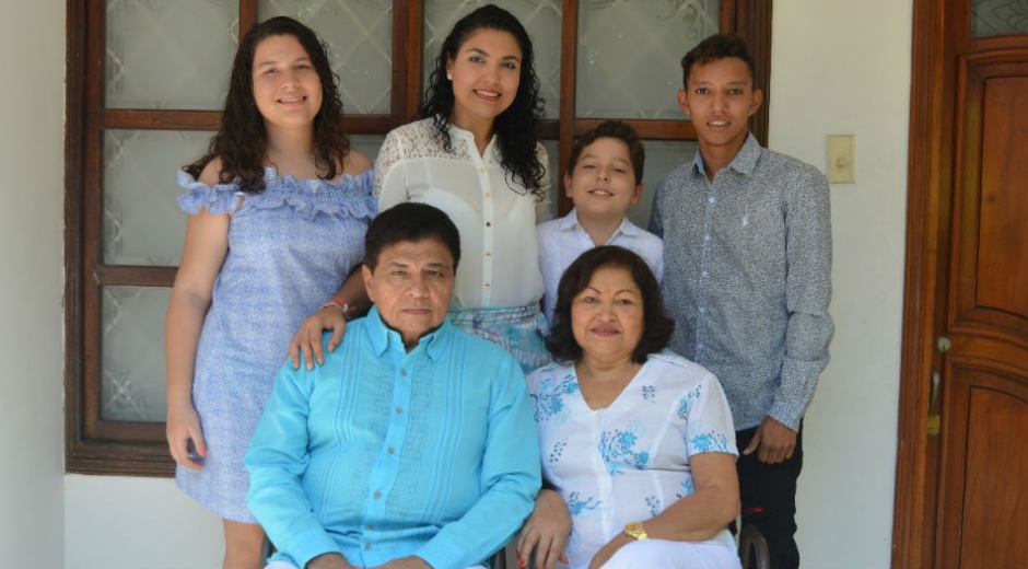 Prensa Liane Saumet. Liane Saumet junto a su familia.