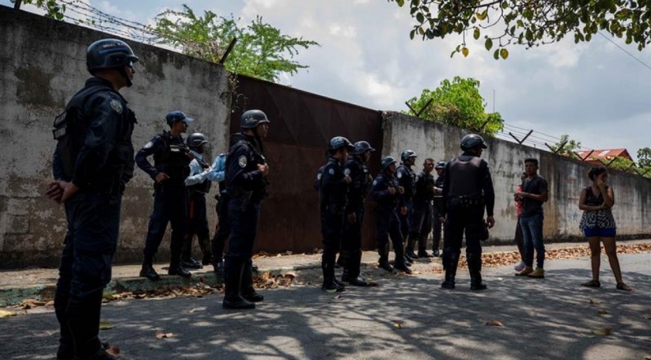 Policía tiene custodiada la entrada de la cárcel.