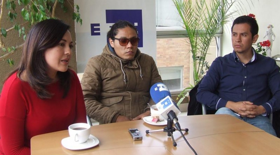 Yadira Aguagallo (i), pareja del fotoperiodista Paúl Rivas; Alejandro Ortega (c), hermano del periodista, Javier Ortega; y Cristian Segarra (d), hijo del conductor Efraín Segarra.