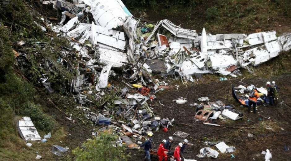 El Tiempo. El avión quedó hecho trizas.