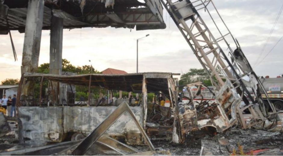 Así quedó la estación de gasolina del sector de Don Jaca, en las afueras de Santa Marta, luego que una buseta chocó contra una de la islas del lugar.