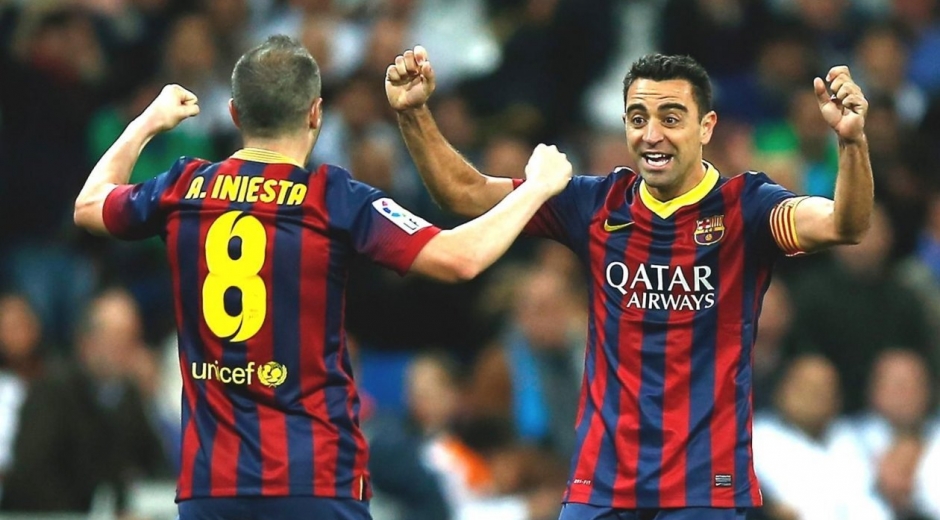 Twitter. Iniesta y Xavi celebran tras una anotación.