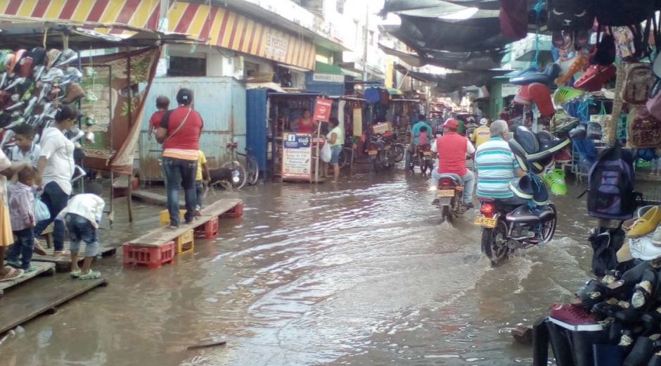 El río ya se metió en el sector comercial. 