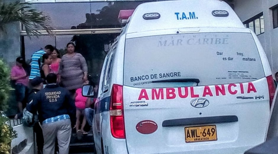 Seguimiento.co Familiares de las victimas se encuentran en las afueras de la clínica Mar Caribe.