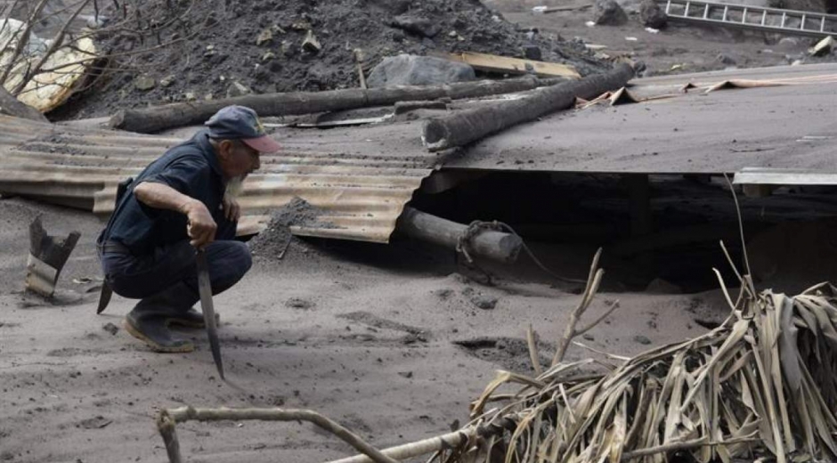 Un hombre observa los daños a una vivienda afectada por el volcán de Fuego.