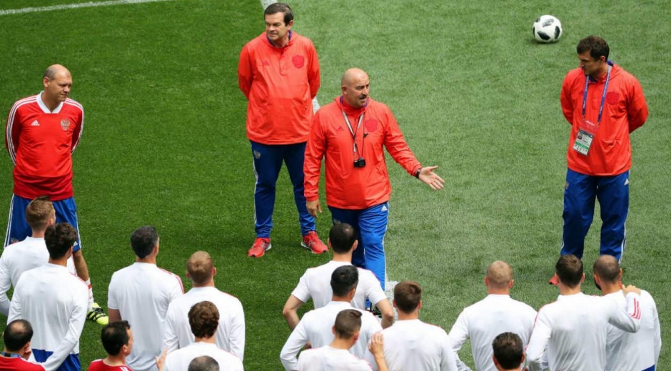 Stanislav Cherchesov habla con sus jugadores de la Selección Rusia.