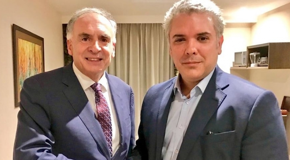 Iván Duque, el nuevo presidente electo de Colombia junto al efe de Misión de Verificación de ON, Jean Arnault.